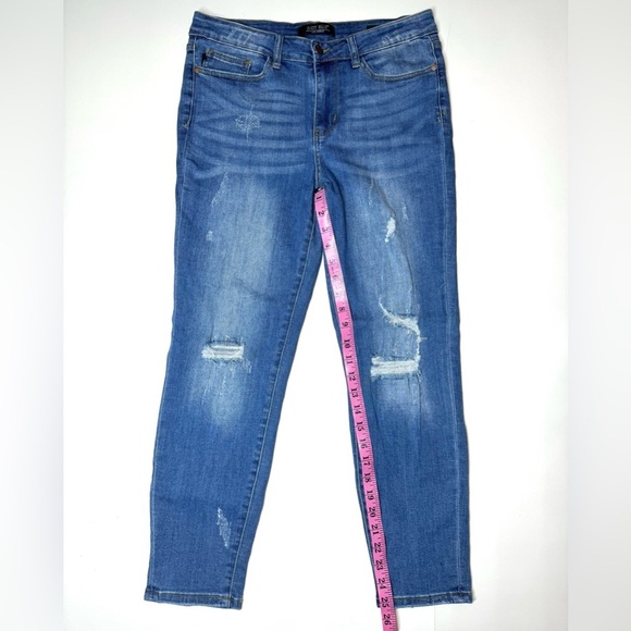Judy Blue Women’s Relaxed Fit Distressed Jeans
Size- 30 - Picture 6 of 9